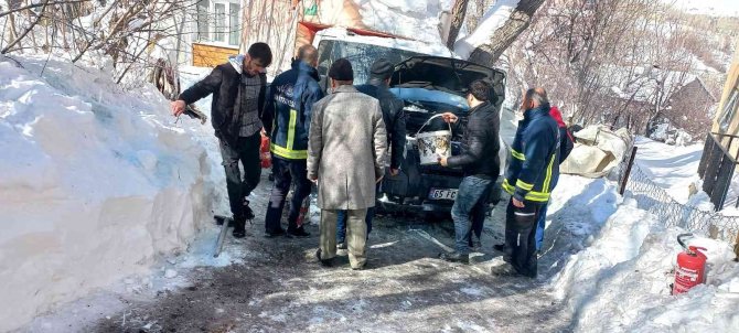 Gevaş’ta Araç Yangını Maddi Hasara Yol Açtı