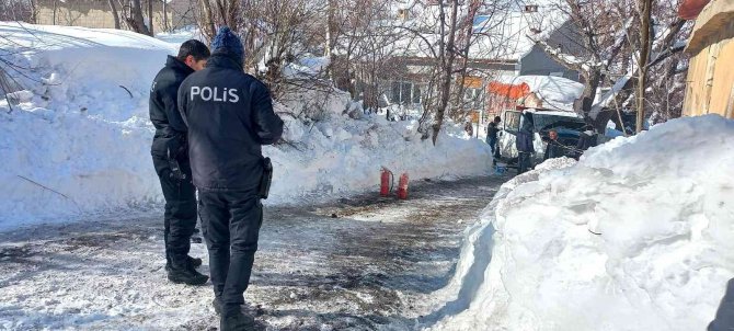 Gevaş’ta Araç Yangını Maddi Hasara Yol Açtı
