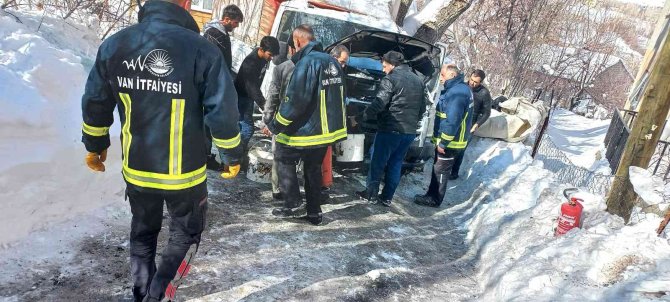 Gevaş’ta Araç Yangını Maddi Hasara Yol Açtı