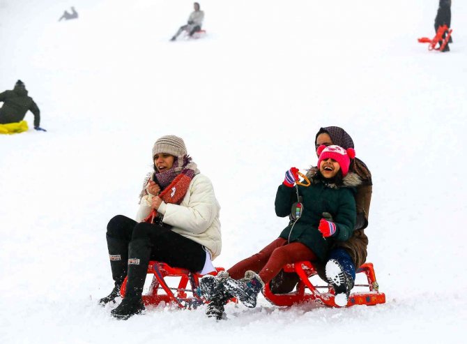 Ankaralı Öğrenciler Yarıyıl Tatilinin Keyfini Elmadağ Kayak Merkezi’nde Çıkarıyor