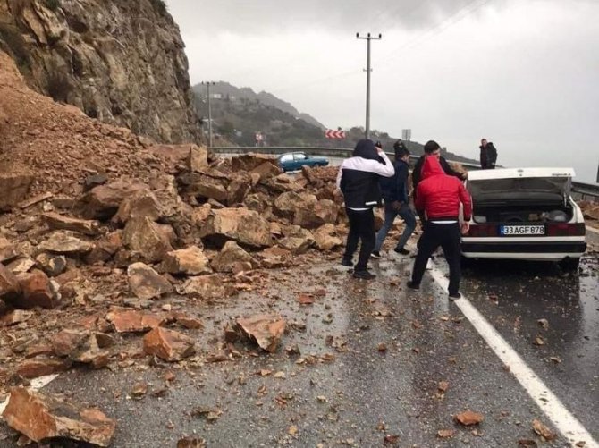Mersin-antalya Karayolundaki Heyelanda Ölümün Eşiğinden Döndüler