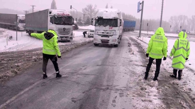 Yozgat’ta Kar Ulaşımı Aksattı, Çok Sayıda Tır Ver Araç Yolda Kaldı