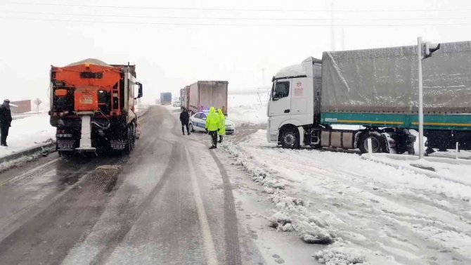 Yozgat’ta Kar Ulaşımı Aksattı, Çok Sayıda Tır Ver Araç Yolda Kaldı
