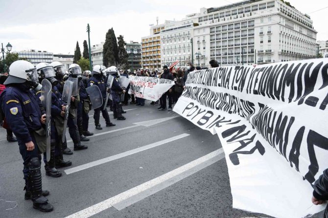 Yunanistan’da Halk Sağlık Sistemini Protesto Etti