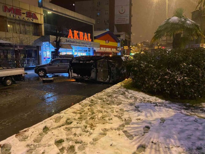 Kar Yağışı Nedeniyle Kontrolden Çıkan Cip Refüje Çarparak Ters Döndü