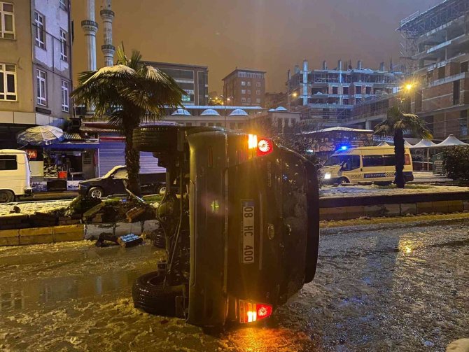 Kar Yağışı Nedeniyle Kontrolden Çıkan Cip Refüje Çarparak Ters Döndü