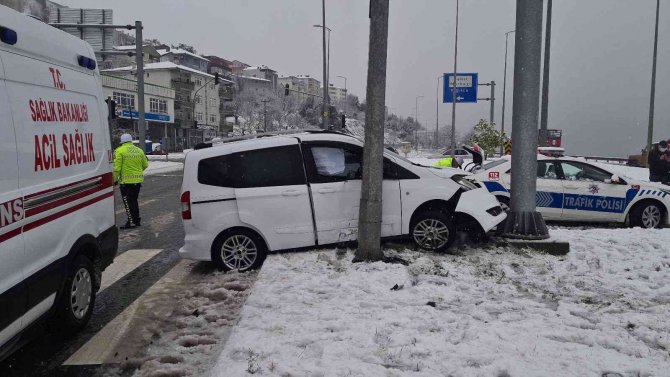 Otomobil Elektrik Direğine Çarptı: 2 Yaralı
