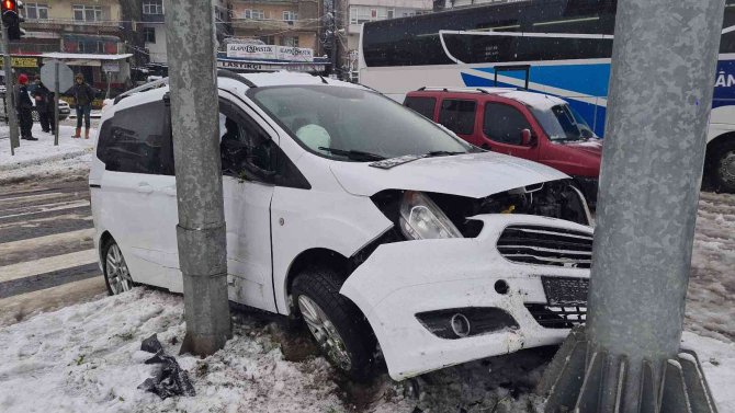 Otomobil Elektrik Direğine Çarptı: 2 Yaralı