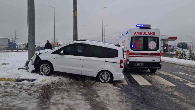 Otomobil Elektrik Direğine Çarptı: 2 Yaralı