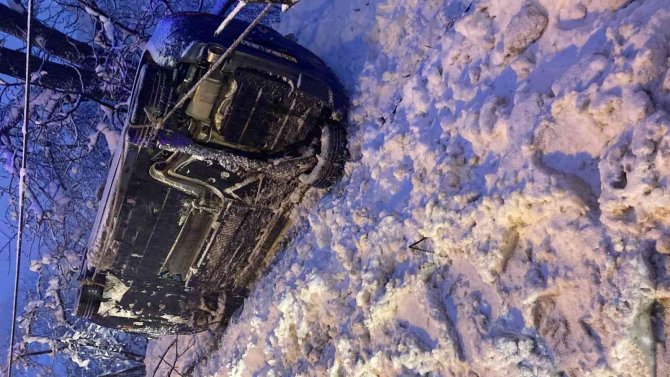 Karda Devrilen Otomobili Halatlarla Ağca Bağladılar: 1 Yaralı