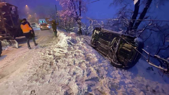 Karda Devrilen Otomobili Halatlarla Ağca Bağladılar: 1 Yaralı