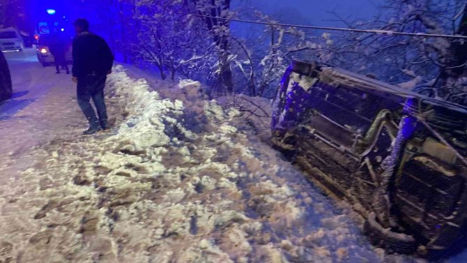 Karda Devrilen Otomobili Halatlarla Ağca Bağladılar: 1 Yaralı