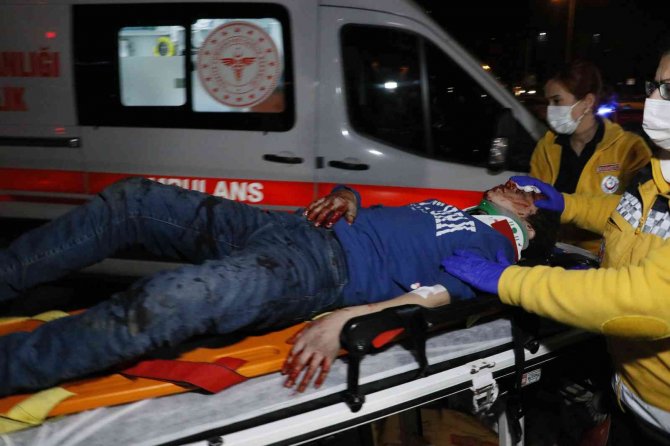 Adana’da Plastik Sandalye İle Sürülen Otomobille Yolcu Minibüsü Çarpıştı: 1’i Ağır 3 Yaralı