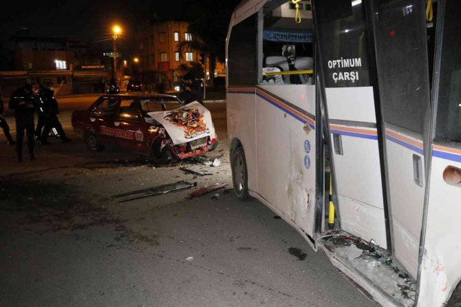 Adana’da Plastik Sandalye İle Sürülen Otomobille Yolcu Minibüsü Çarpıştı: 1’i Ağır 3 Yaralı