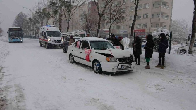 Gelin Arabası Karlı Yolda Kaza Yaptı: 1 Yaralı