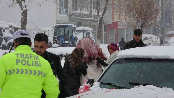 Gelin Arabası Karlı Yolda Kaza Yaptı: 1 Yaralı
