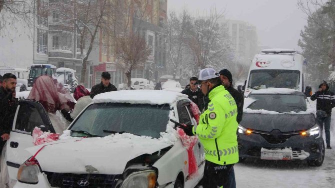 Gelin Arabası Karlı Yolda Kaza Yaptı: 1 Yaralı