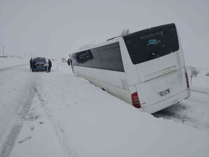 Turist Taşıyan Otobüs Devrilmek Üzereyken Durdu, Şans Eseri Yaralanan Olmadı