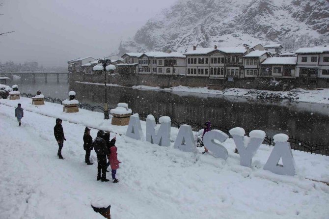 40 Yıldır Böyle Yağış Görülmeyen Amasya’da Kar Kalınlığı 40 Santimi Buldu