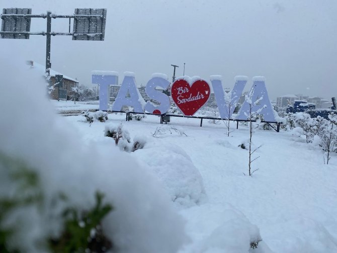 Taşova Belediyesi, Kar Temizleme Ve Tuzlama Çalışmalarına Devam Ediyor