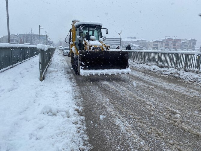 Taşova Belediyesi, Kar Temizleme Ve Tuzlama Çalışmalarına Devam Ediyor