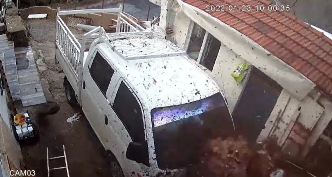 Dev Kaya Parçası 30 Metre Yükseklikten Evin Üzerine Düştü, 4 Kişi Ölümden Döndü