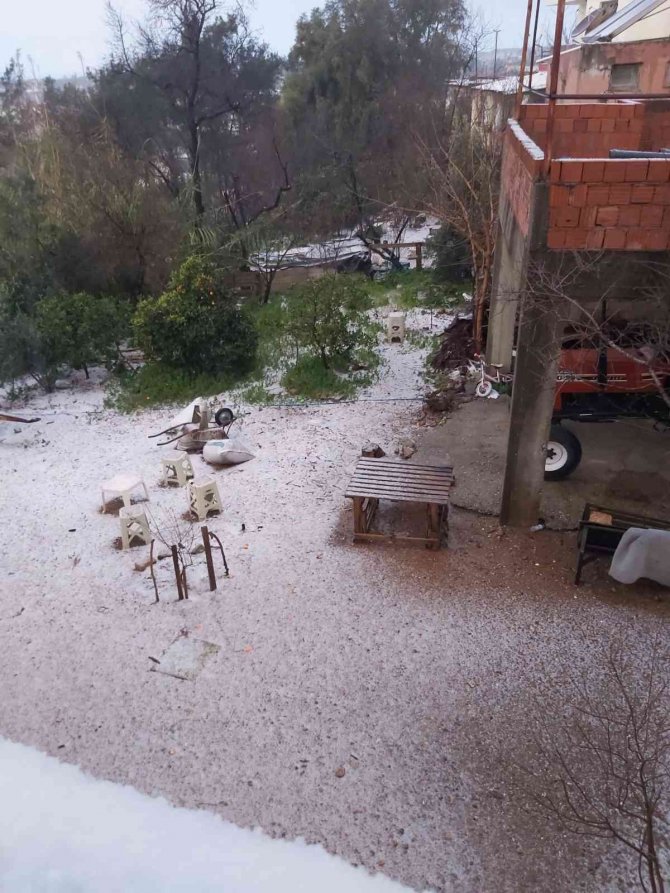 Manavgat’a Yağan Dolu, Turizm Merkezini Beyaz Örtüyle Kapladı