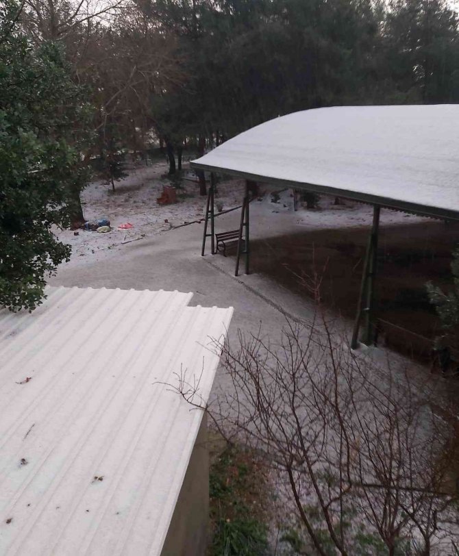 Manavgat’a Yağan Dolu, Turizm Merkezini Beyaz Örtüyle Kapladı