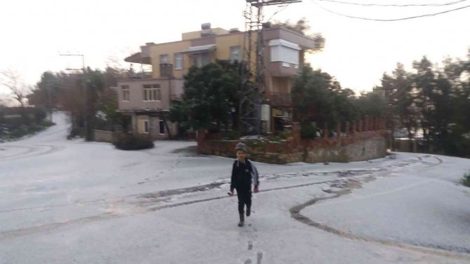 Manavgat’a Yağan Dolu, Turizm Merkezini Beyaz Örtüyle Kapladı