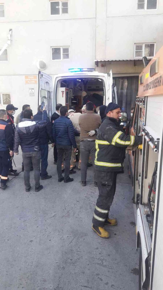 İ̇tfaiye Ekipleri Zamanla Yarıştı, Kolu Makineye Sıkışan İşçi Kurtarıldı