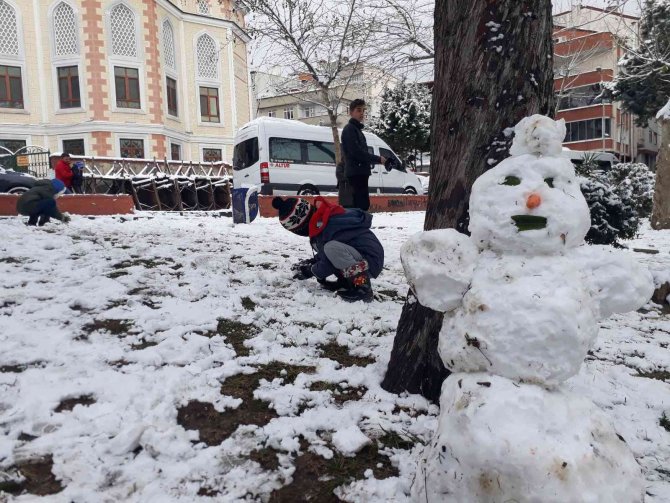 Bahçelievler’de Çocuklar Parkta Karın Tadını Çıkardı