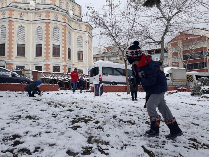 Bahçelievler’de Çocuklar Parkta Karın Tadını Çıkardı