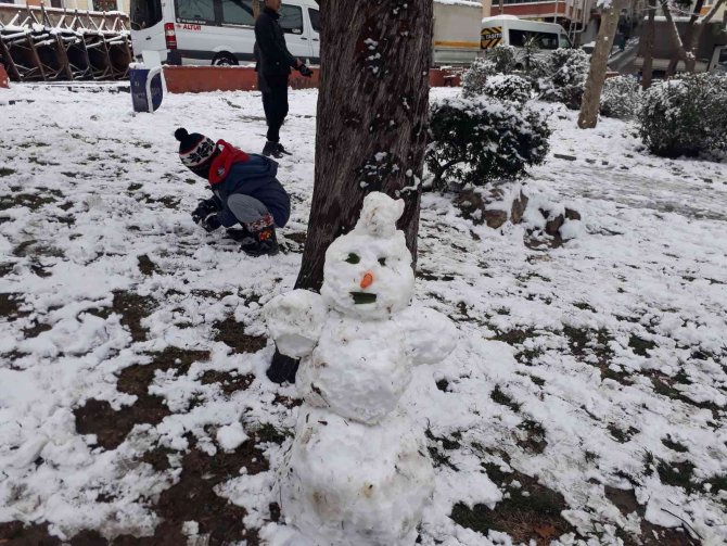 Bahçelievler’de Çocuklar Parkta Karın Tadını Çıkardı