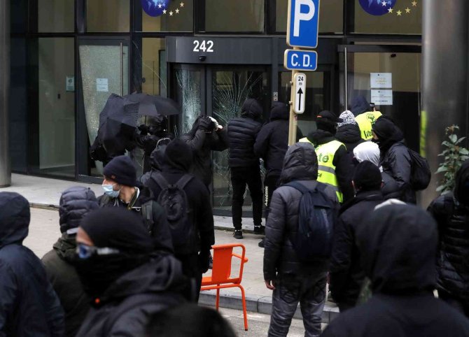 Belçika’da Covid-19 Kısıtlamaları Protestosuna Polis Müdahalesi