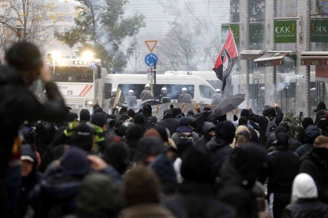 Belçika’da Covid-19 Kısıtlamaları Protestosuna Polis Müdahalesi