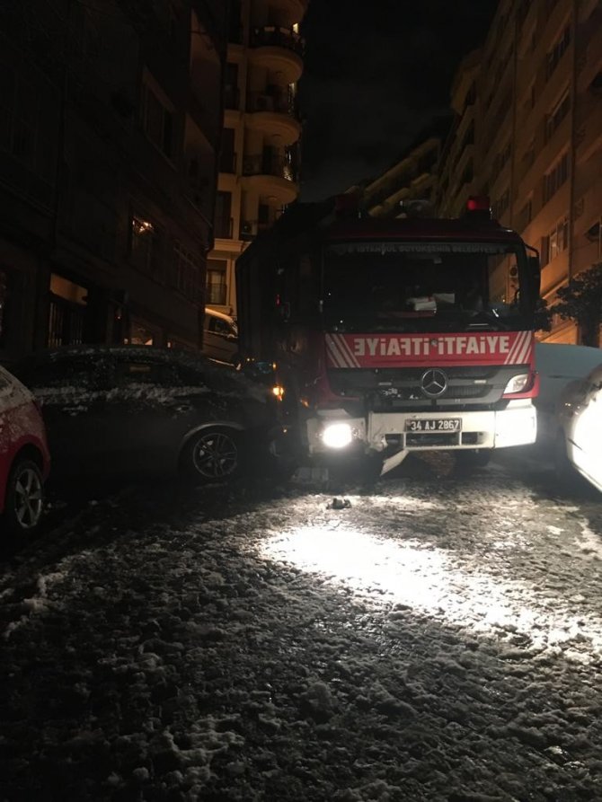 Beşiktaş’ta Buzlanan Yolda İtfaiye Aracı 7 Araca Çarparak Durabildi