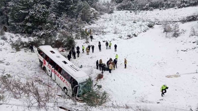 Beykoz Kuzey Marmara Otoyolu’nda Yolcu Otobüsü Şarampole Devrildi. Olay Yerine Çok Sayıda Sağlık Ekibi Sevk Edildi.