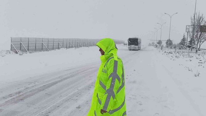 Ankara-kayseri Karayolunda Trafik Kontrollü Sağlanıyor