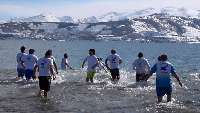 Dondurucu Soğukta Van Gölü’nde Yüzdüler