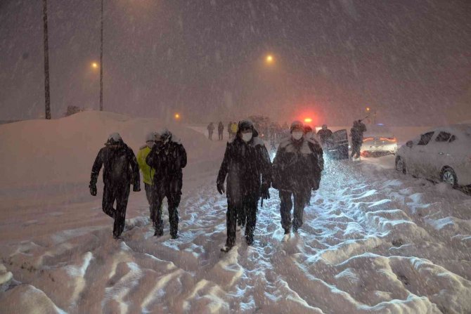 Bolu’da, Yoğun Kar Yağışı Devam Ediyor