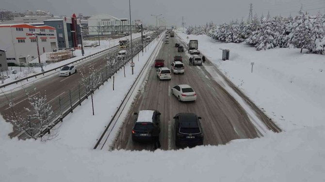Yoldan Çıkan Otobüs Ve Kamyonlar Bursa-i̇zmir Karayolunu Trafiğe Kapattı