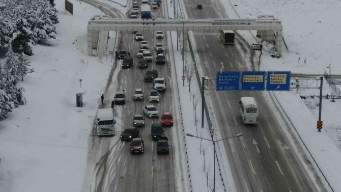 Yoldan Çıkan Otobüs Ve Kamyonlar Bursa-i̇zmir Karayolunu Trafiğe Kapattı