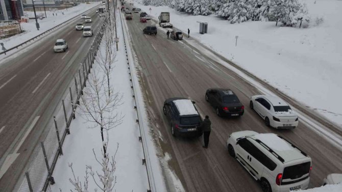 Yoldan Çıkan Otobüs Ve Kamyonlar Bursa-i̇zmir Karayolunu Trafiğe Kapattı