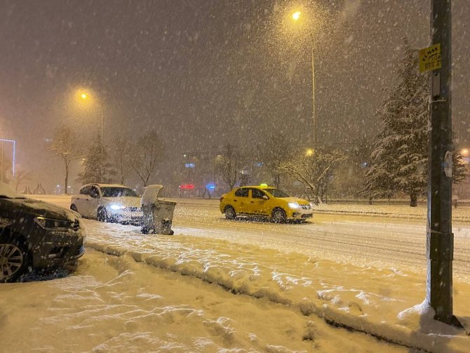 Bursa’da Yoğun Kar Yağışı Nedeniyle Araçlar İlerlemekte Güçlük Çekti