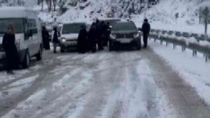 Bursa’da Yolda Kalan Araçlara Vatandaşlar Yardım Etti
