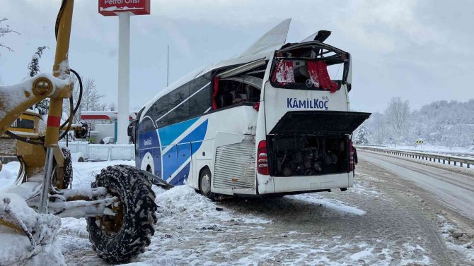 Bursa’da Yolcu Otobüsü İle Tır Çarpıştı 2 Yaralı