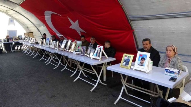 Evlat Nöbetindeki Anne: “Hdp’ye İnanmayın, Pkk’ya Kanmayın, Kaçıp Gelin Burada Güçlü Devletimiz Var”