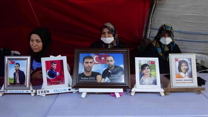 Evlat Nöbetindeki Anne: “Hdp’ye İnanmayın, Pkk’ya Kanmayın, Kaçıp Gelin Burada Güçlü Devletimiz Var”