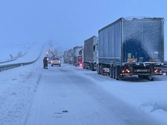 Mahsur Kalan Sürücülere Yiyecek İkramı