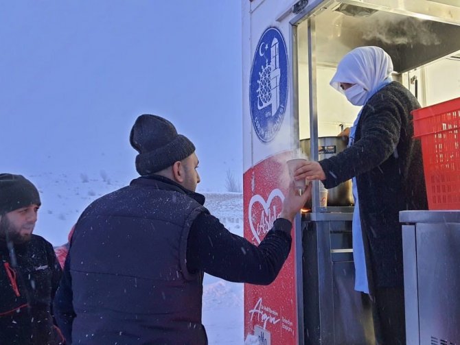 Mahsur Kalan Sürücülere Yiyecek İkramı